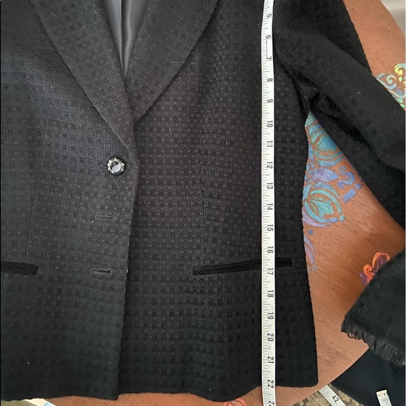 Jones New York suit size 10. Pristine. With velvet trim and delicate ruffle. - Picture 15 of 16
